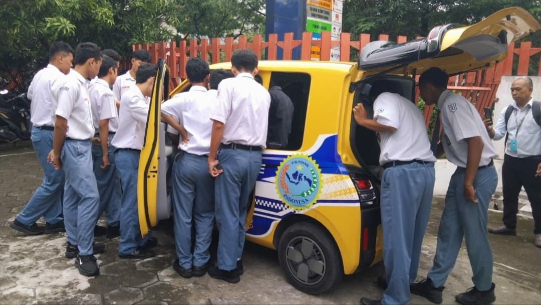 Kampus Indonusa Kenalkan Mobil Listrik Kepada Siswa SMK Negeri 2 Solo