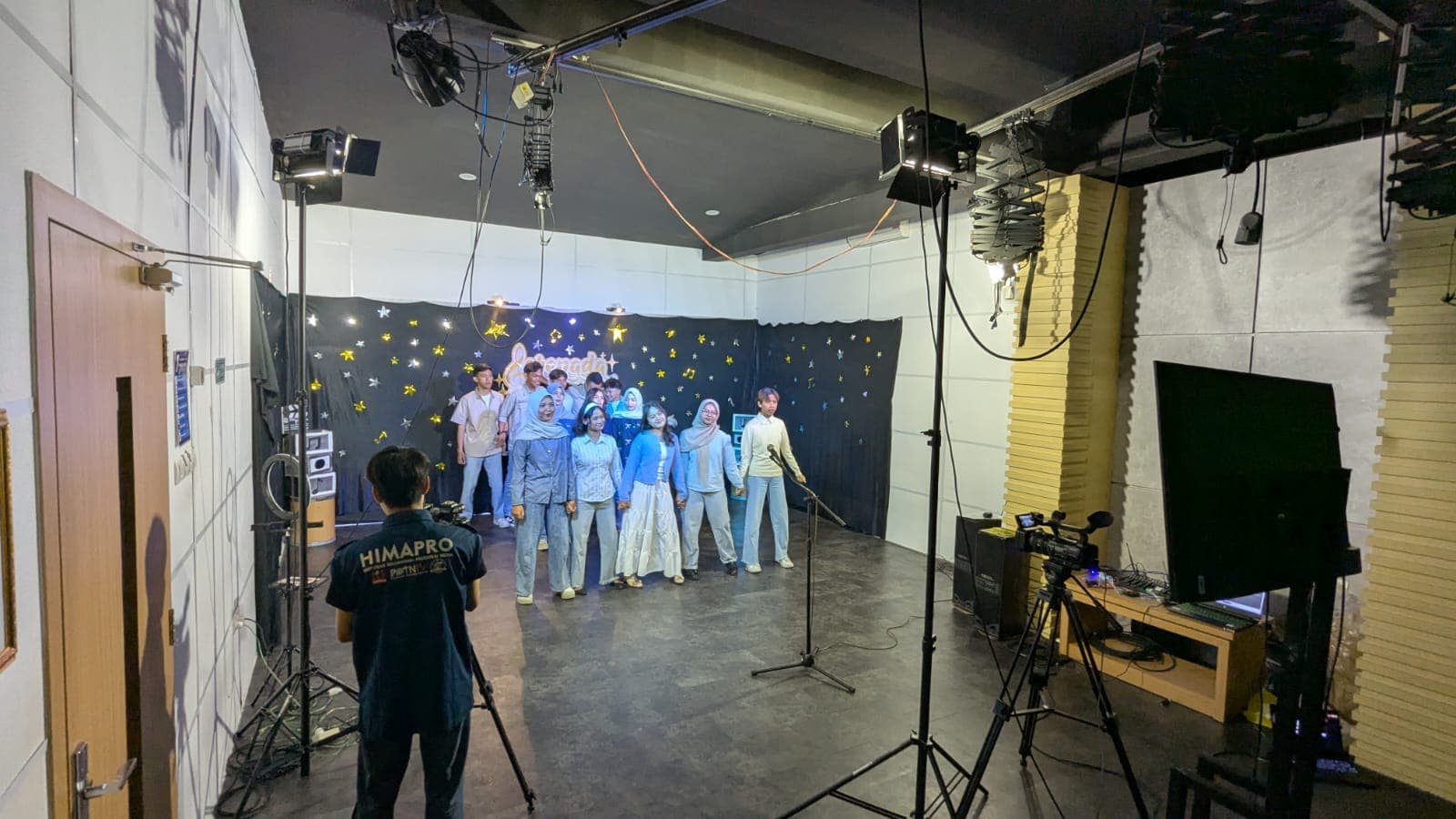 Asah Kompetensi Industri Kreatif, Mahasiswa Produksi Media Politeknik Indonusa Surakarta Gelar Produksi Musical Show - Galeri