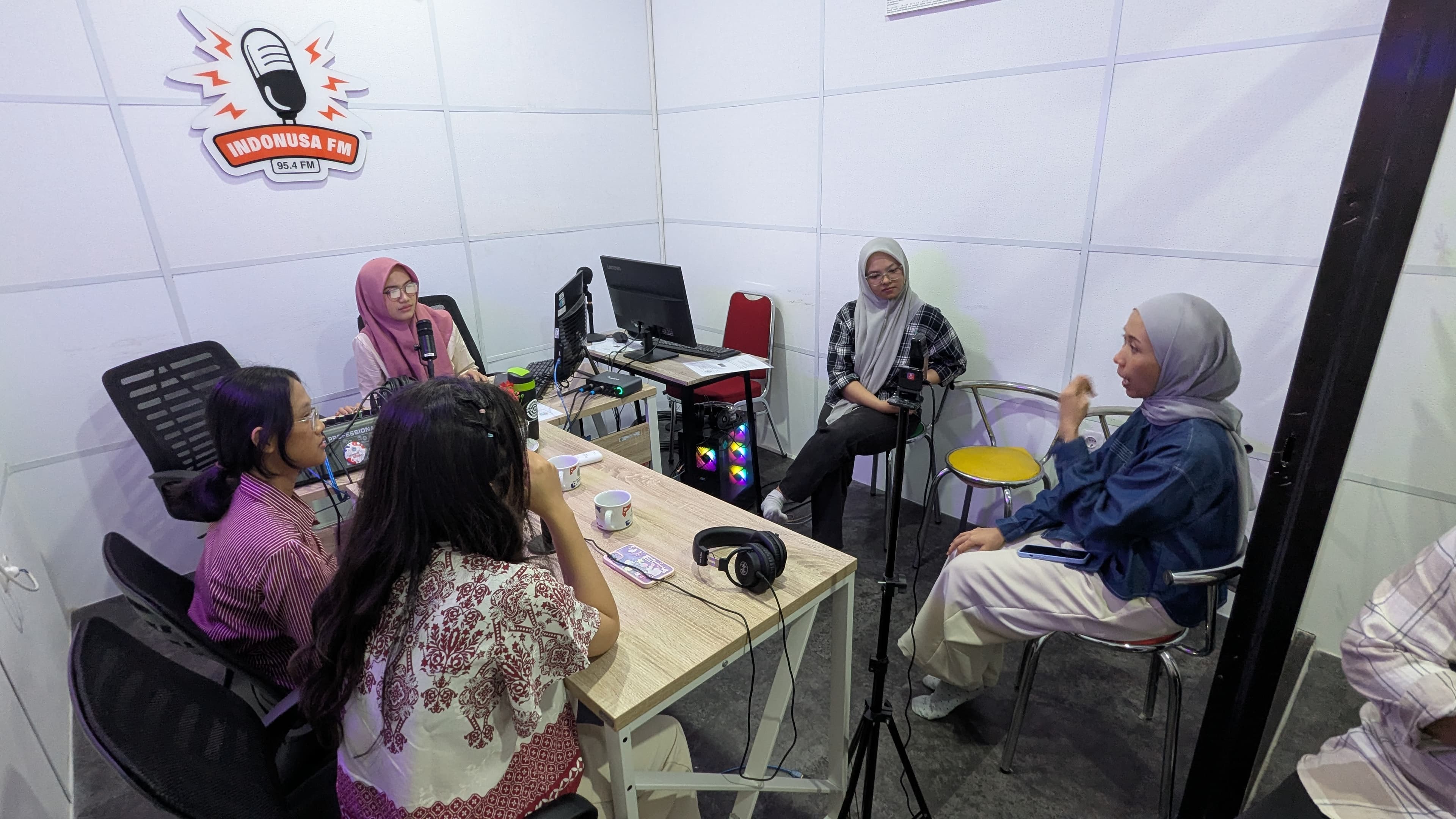 Bekali Mahasiswa Menjadi Penyiar Profesional di Era Digital, Indonusa FM Kolaborasi Prodi Produksi Media dan Digital Marketing Gelar Workshop Penyiaran - Galeri