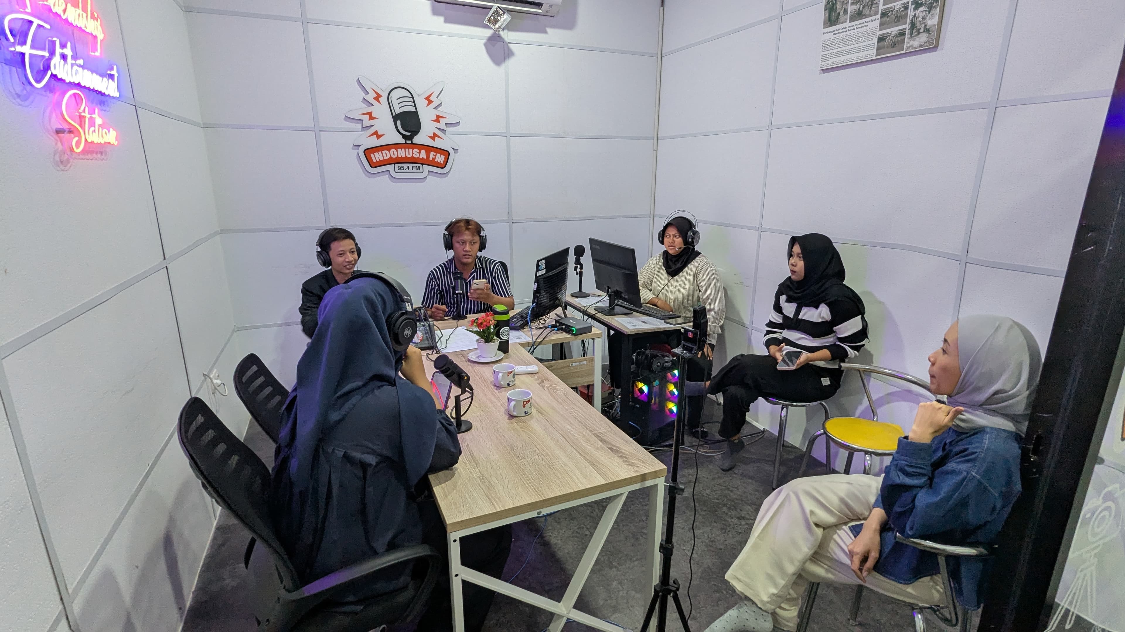 Bekali Mahasiswa Menjadi Penyiar Profesional di Era Digital, Indonusa FM Kolaborasi Prodi Produksi Media dan Digital Marketing Gelar Workshop Penyiaran - Galeri