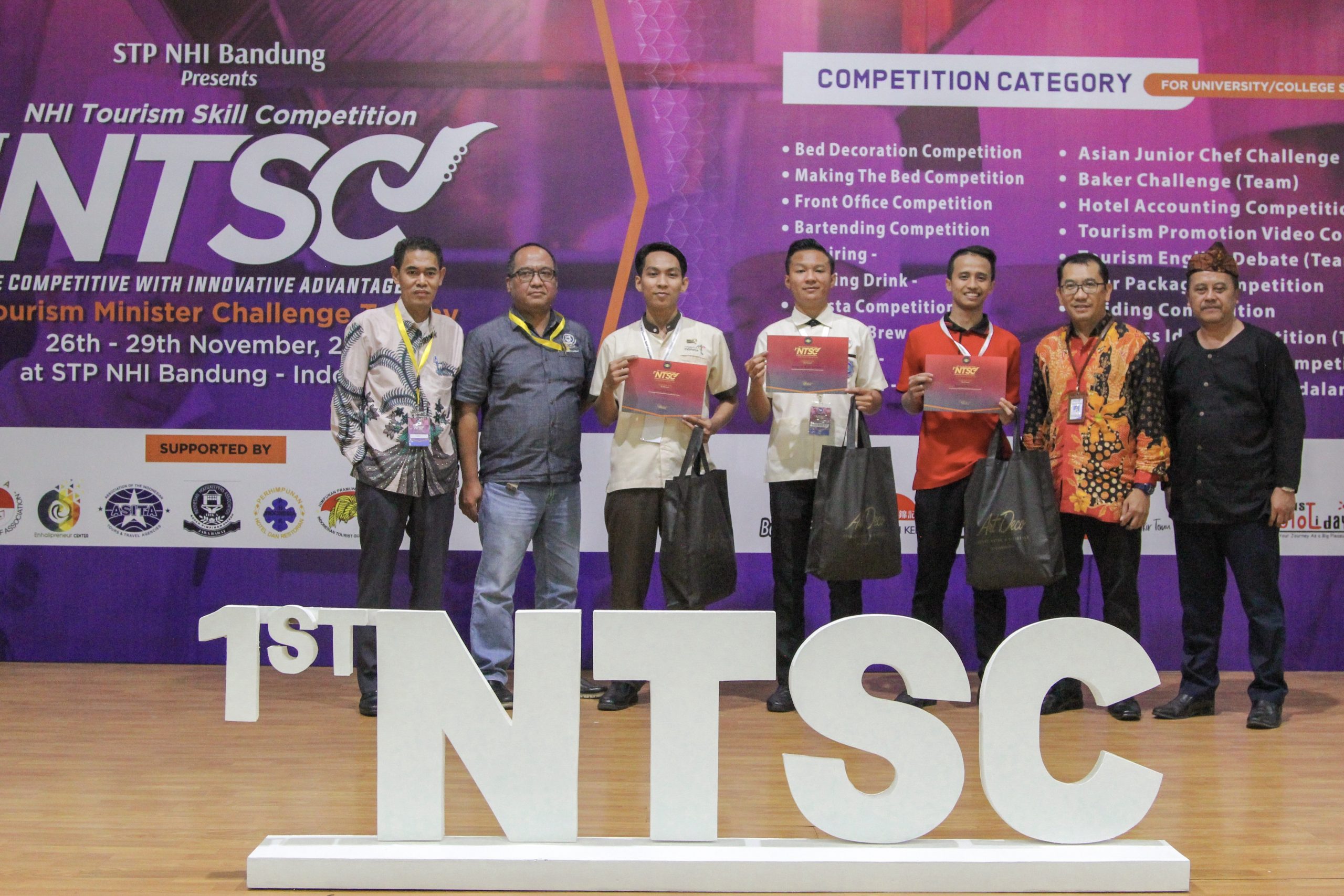 D3 – Perhotelan Raih Juara 3 Making Bed di Kompetisi 1st NTSC di STP NHI Bandung D3 – Perhotelan Raih Juara 3 Making Bed di Kompetisi 1st NTSC di STP NHI Bandung