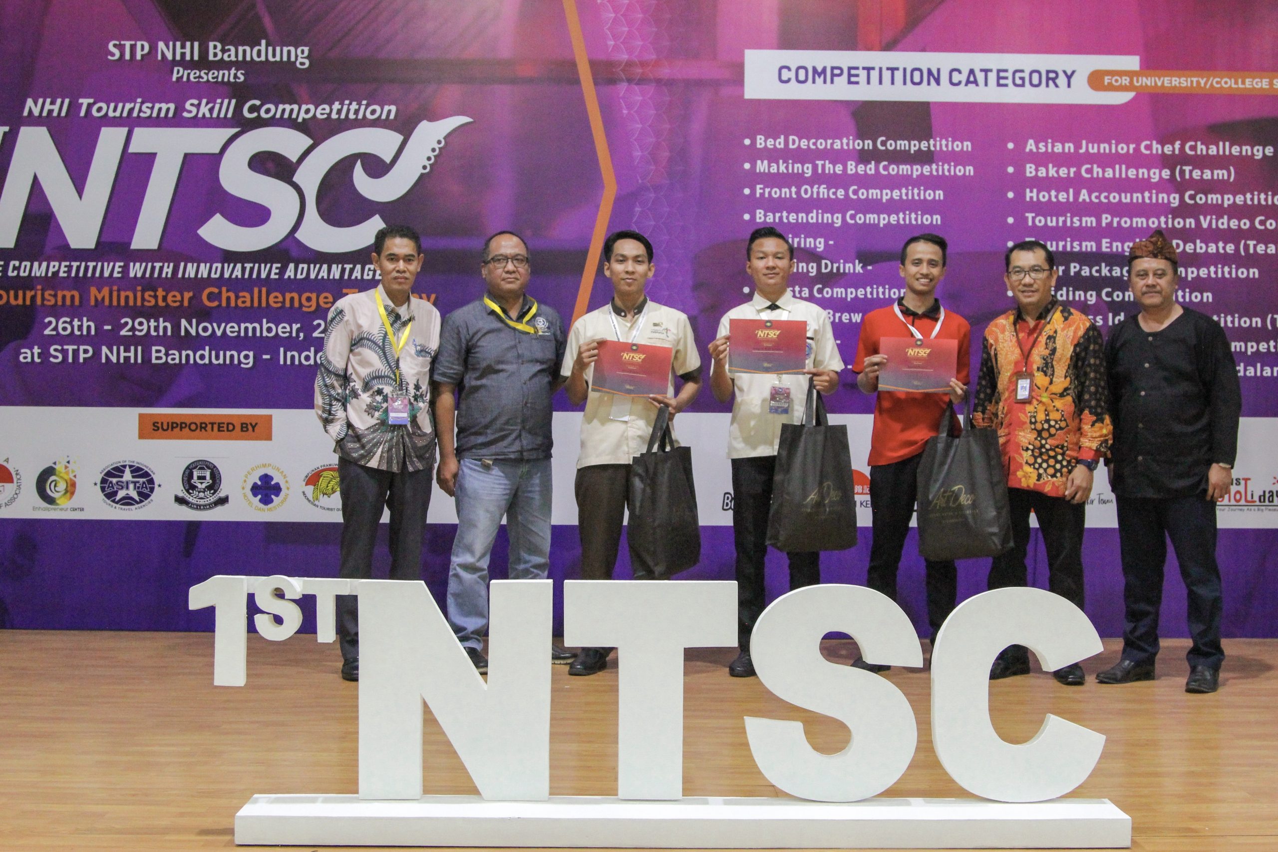 D3 – Perhotelan Raih Juara 3 Making Bed di Kompetisi 1st NTSC di STP NHI Bandung